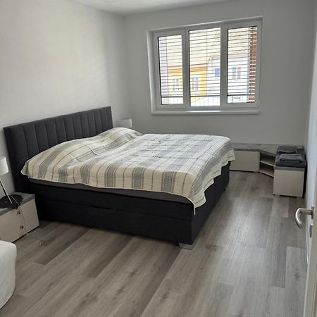 Soukromy Byt 2+Kk S Balkonem A Parkovanim Znojmo Exterior foto