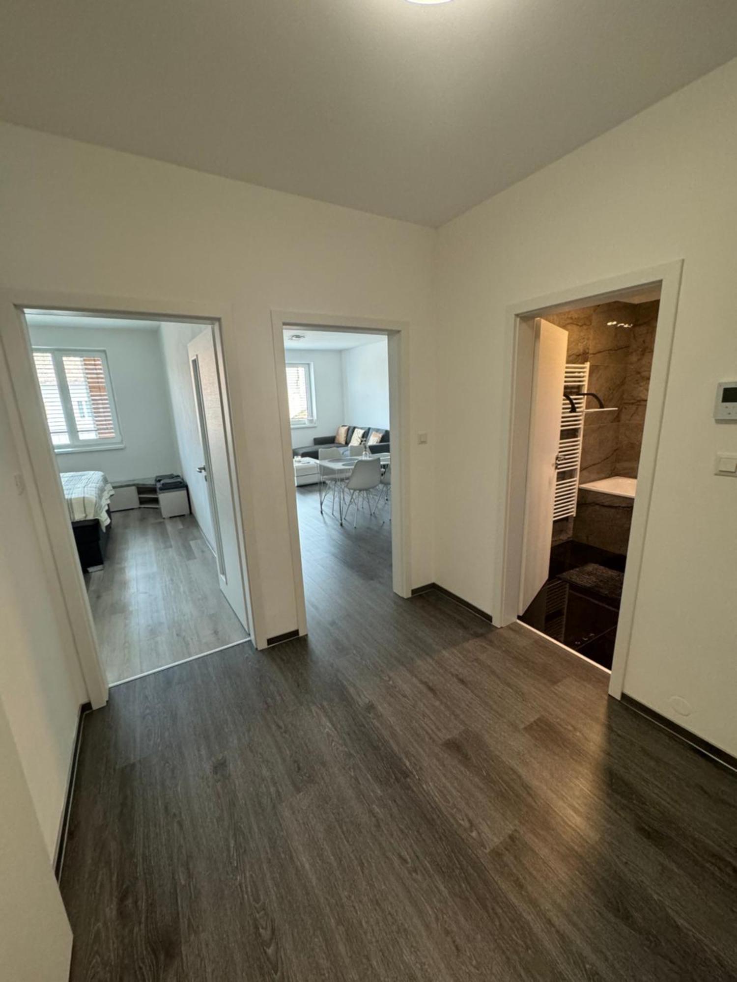 Soukromy Byt 2+Kk S Balkonem A Parkovanim Znojmo Exterior foto