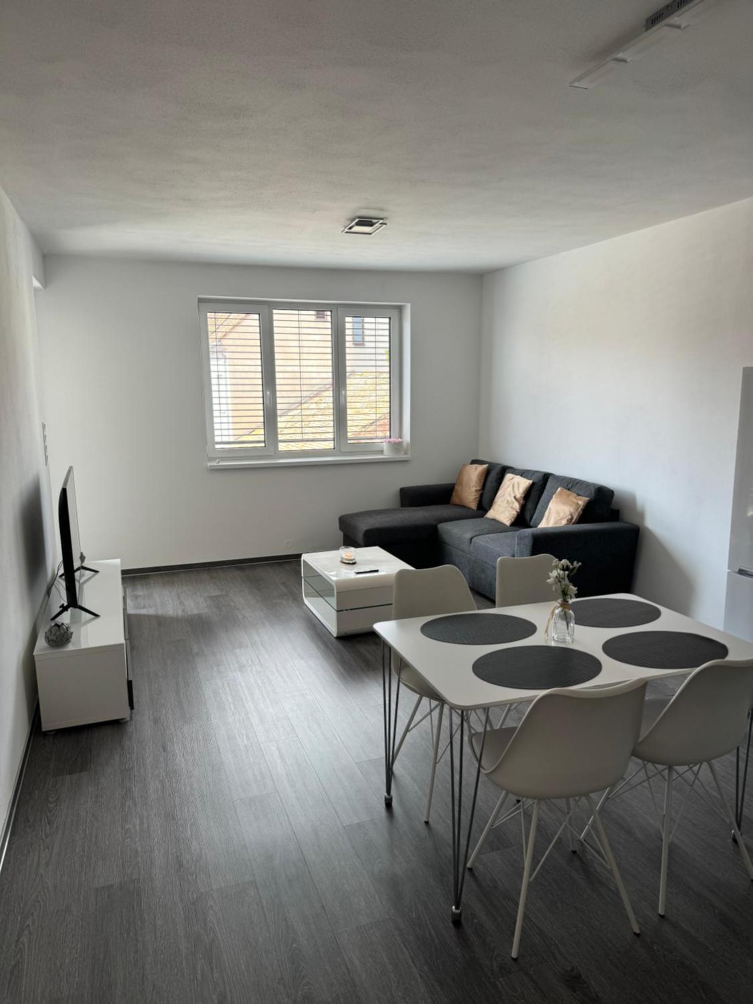 Soukromy Byt 2+Kk S Balkonem A Parkovanim Znojmo Exterior foto