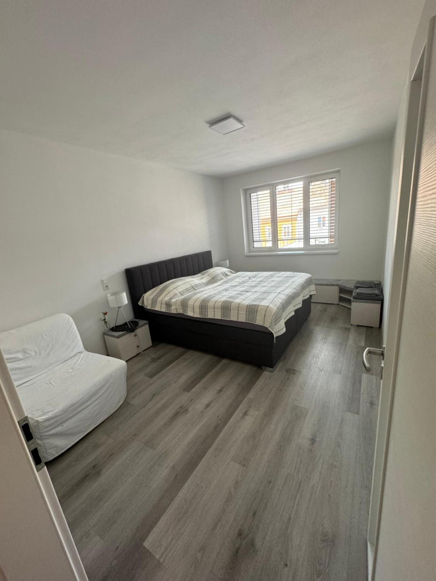 Soukromy Byt 2+Kk S Balkonem A Parkovanim Znojmo Exterior foto
