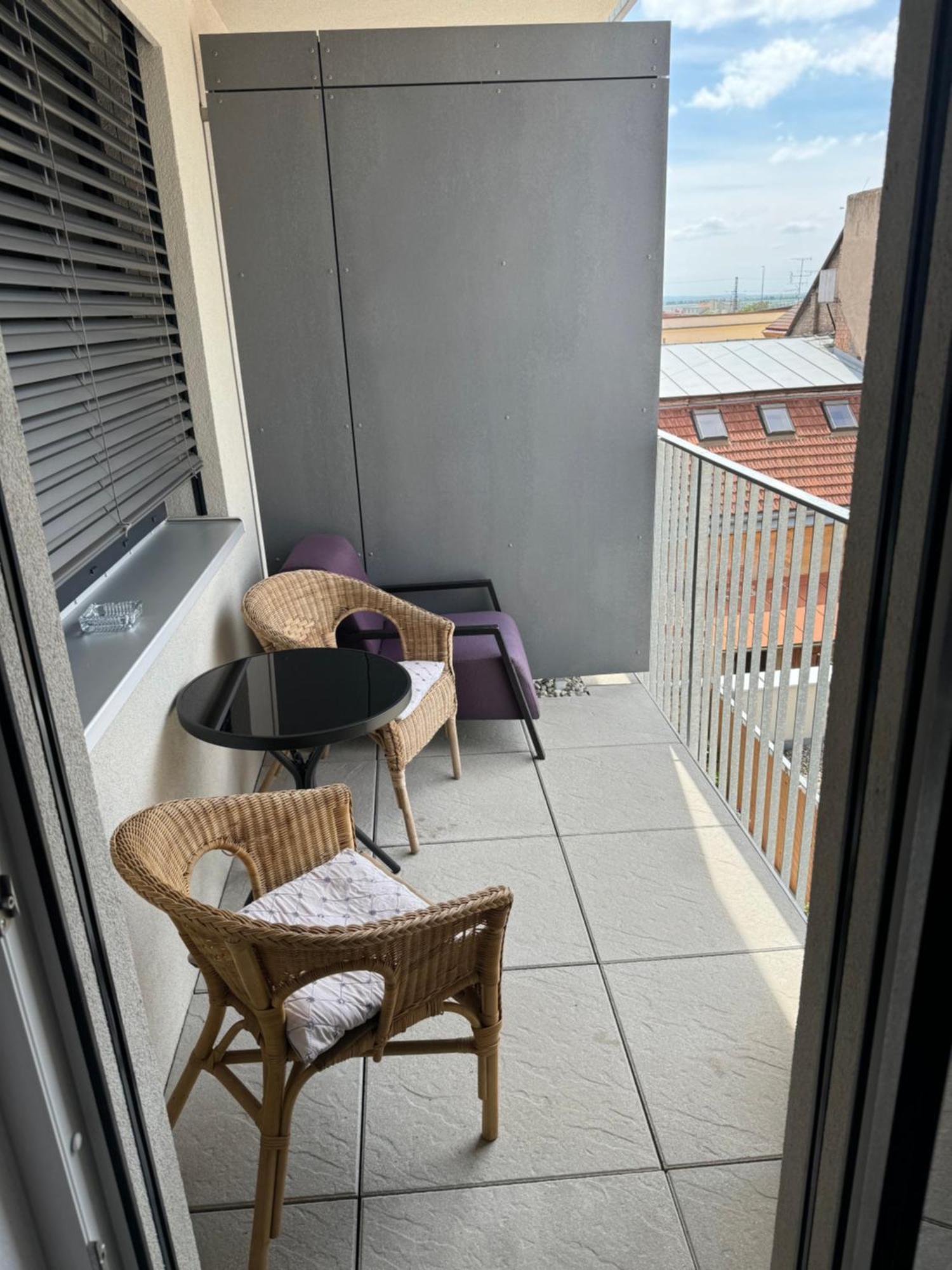 Soukromy Byt 2+Kk S Balkonem A Parkovanim Znojmo Exterior foto